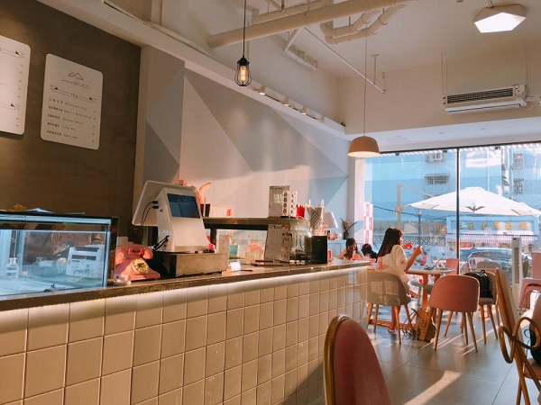 女生適合開的三種店：零食加盟店、甜品店?、鮮花店?